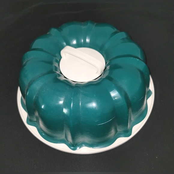10" Bundt cake pan with storage/carry handle - Picture 3 of 12